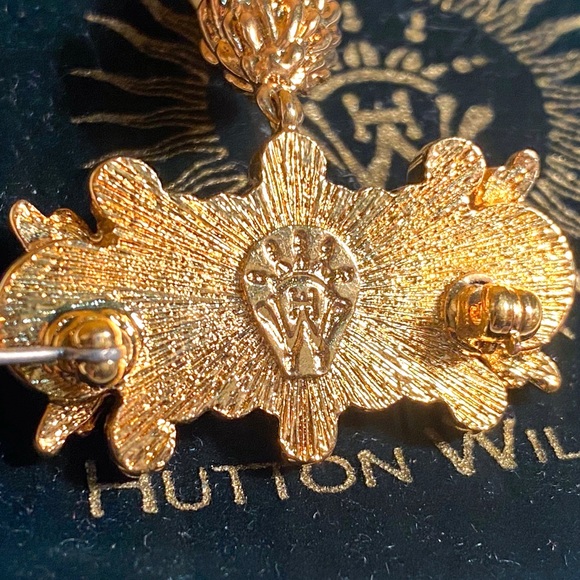 Hutton Wilkinson Pearl and Emerald Green Colored Stone Brooch / Pin - Picture 15 of 16